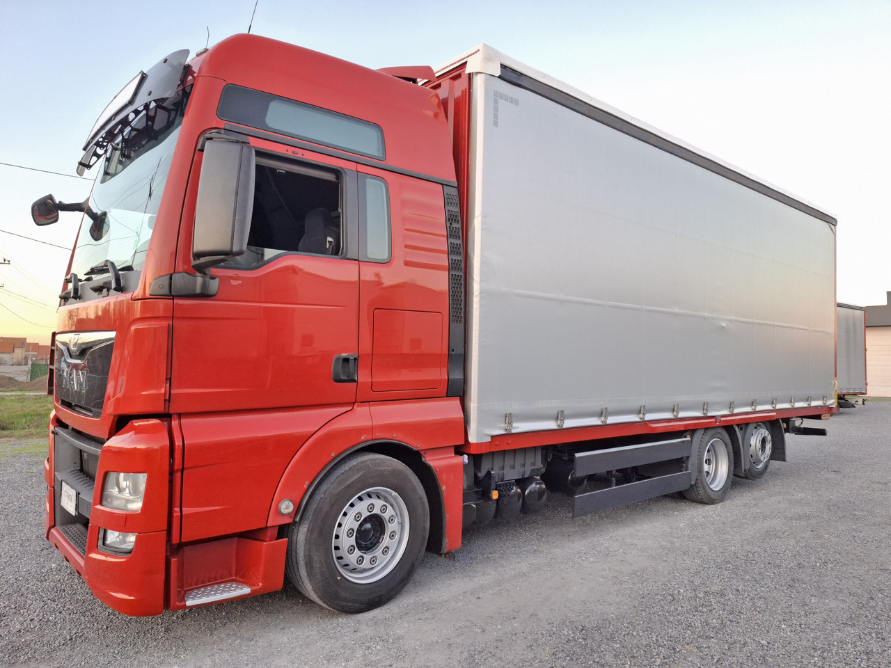 MAN TGX 26.440 E6 - Curtainsider truck: picture 2 MAN TGX 26.440 E6 - Curtainsider truck: picture 2