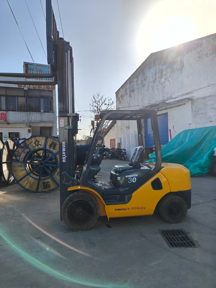 KOMATSU FD30T japan brand used 3 ton forklift Komatsu diesel forklift - Diesel forklift: picture 4 KOMATSU FD30T japan brand used 3 ton forklift Komatsu diesel forklift - Diesel forklift: picture 4