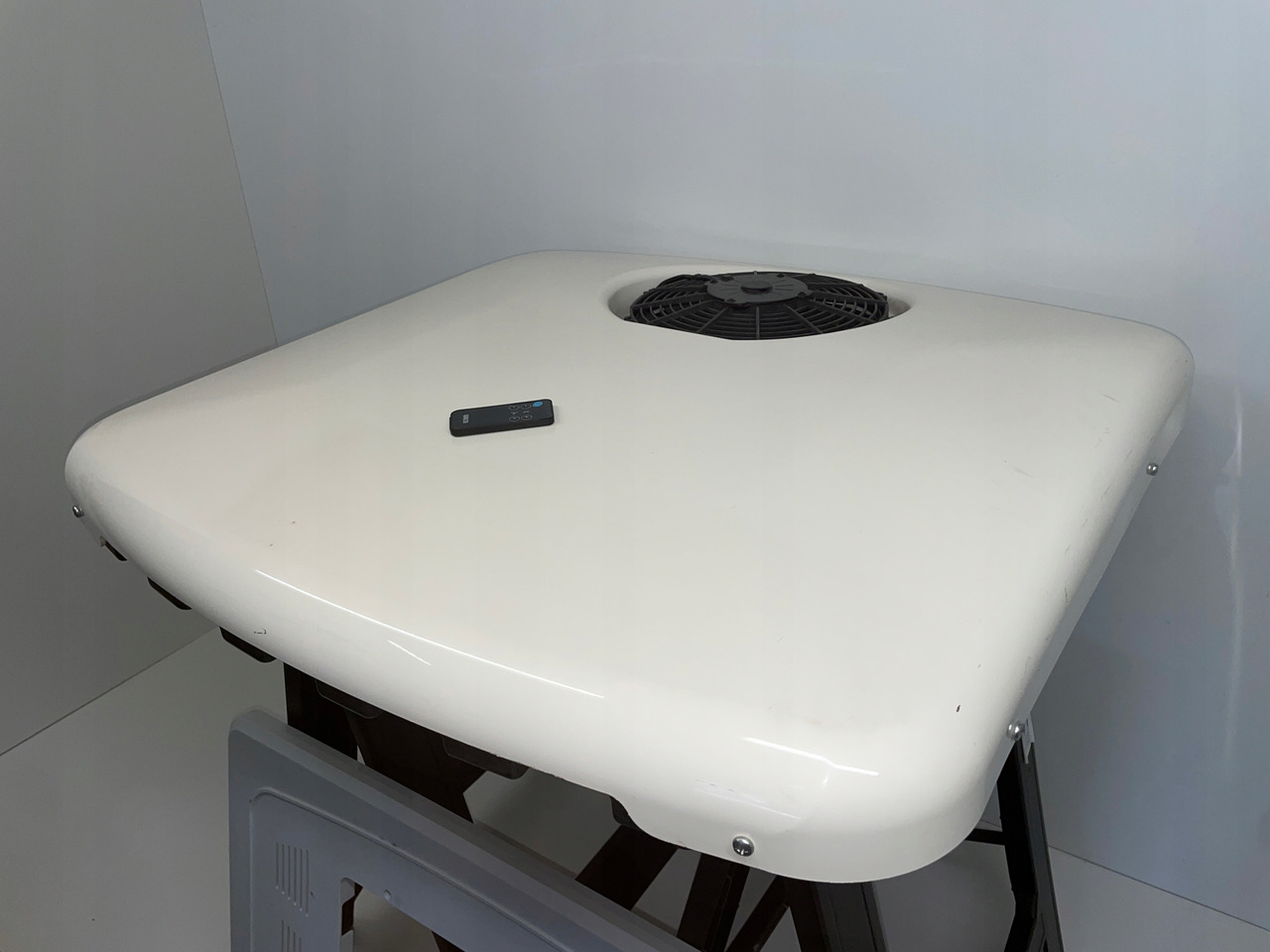 KLIMATYZACJA POSTOJOWA PILOT SLIMCOOL FACTORY PREP DAF SCANIA MC1507523 - AC compressor for Truck: picture 3 KLIMATYZACJA POSTOJOWA PILOT SLIMCOOL FACTORY PREP DAF SCANIA MC1507523 - AC compressor for Truck: picture 3