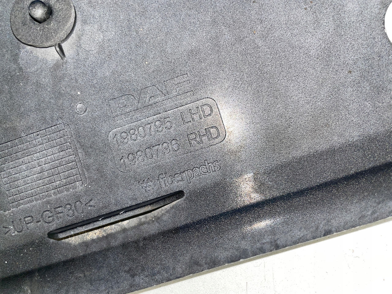 PODSZYBIE OSŁONA MASKOWNICA DAF CF 1980795 - Windscreen for Truck: picture 5 PODSZYBIE OSŁONA MASKOWNICA DAF CF 1980795 - Windscreen for Truck: picture 5