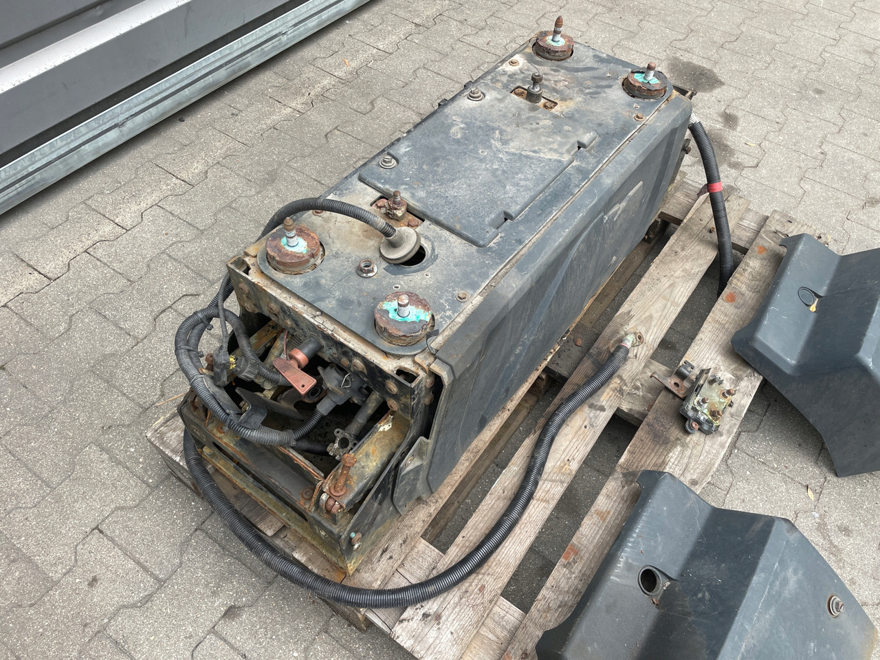 SKRZYNIA SKRZYNKA NA AKUMULATORY MAN TGX TGS 81418606147 - Battery for Truck: picture 3 SKRZYNIA SKRZYNKA NA AKUMULATORY MAN TGX TGS 81418606147 - Battery for Truck: picture 3