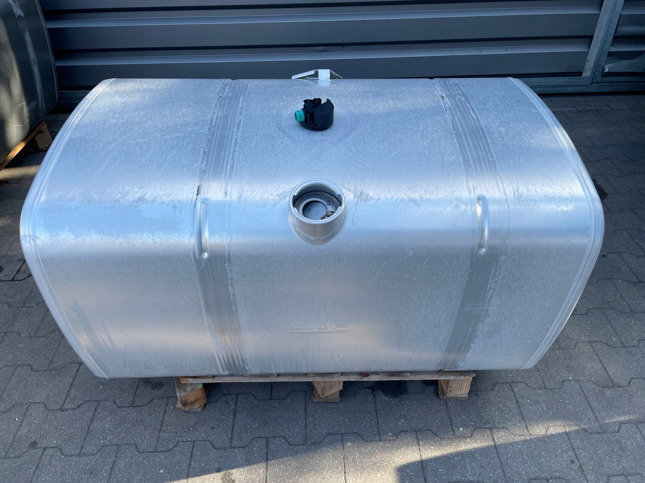 ZBIORNIK PALIWA 430L DAF XF 1949909 - Fuel tank for Truck: picture 1 ZBIORNIK PALIWA 430L DAF XF 1949909 - Fuel tank for Truck: picture 1