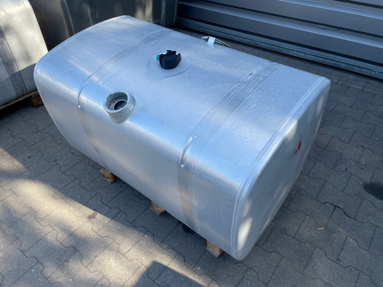 ZBIORNIK PALIWA 430L DAF XF 1949909 - Fuel tank for Truck: picture 4 ZBIORNIK PALIWA 430L DAF XF 1949909 - Fuel tank for Truck: picture 4