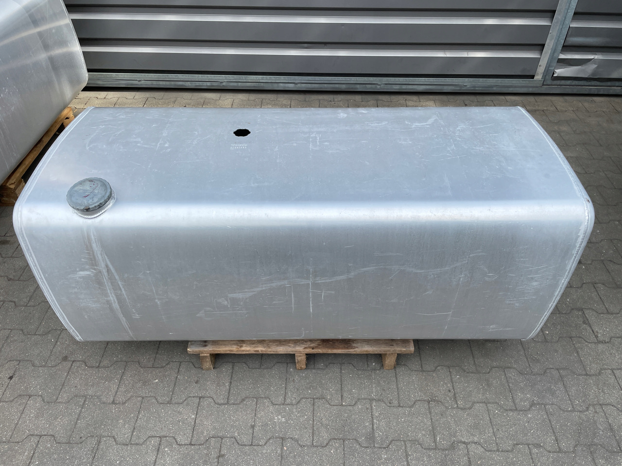 ZBIORNIK PALIWA VOLVO FH 12 FH12 20393553 - Fuel tank for Truck: picture 1 ZBIORNIK PALIWA VOLVO FH 12 FH12 20393553 - Fuel tank for Truck: picture 1