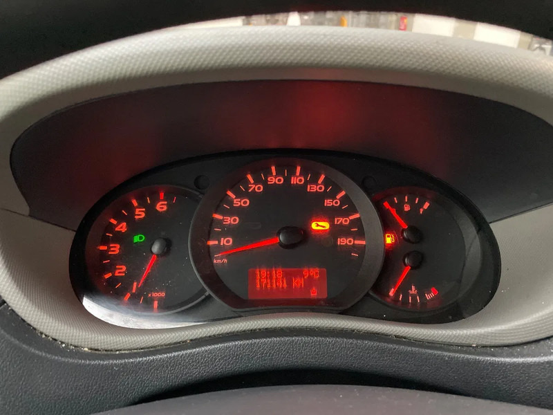 Renault Master T33 2.3 dCi L2H2 - Small van: picture 4 Renault Master T33 2.3 dCi L2H2 - Small van: picture 4