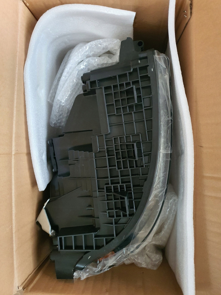 NOWY REFLEKTOR VOLVO FH4 PRAWY - Headlight for Truck: picture 3 NOWY REFLEKTOR VOLVO FH4 PRAWY - Headlight for Truck: picture 3