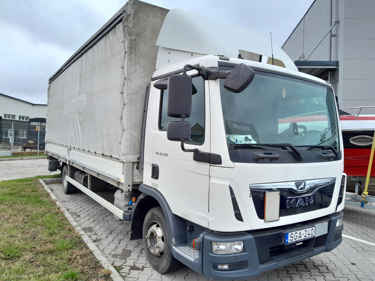 MAN TGL 12.220 Tail Lift Manual - Curtainsider truck: picture 3 MAN TGL 12.220 Tail Lift Manual - Curtainsider truck: picture 3