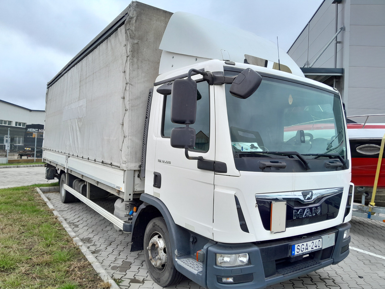 MAN TGL 12.220 Tail Lift Manual - Curtainsider truck: picture 1 MAN TGL 12.220 Tail Lift Manual - Curtainsider truck: picture 1