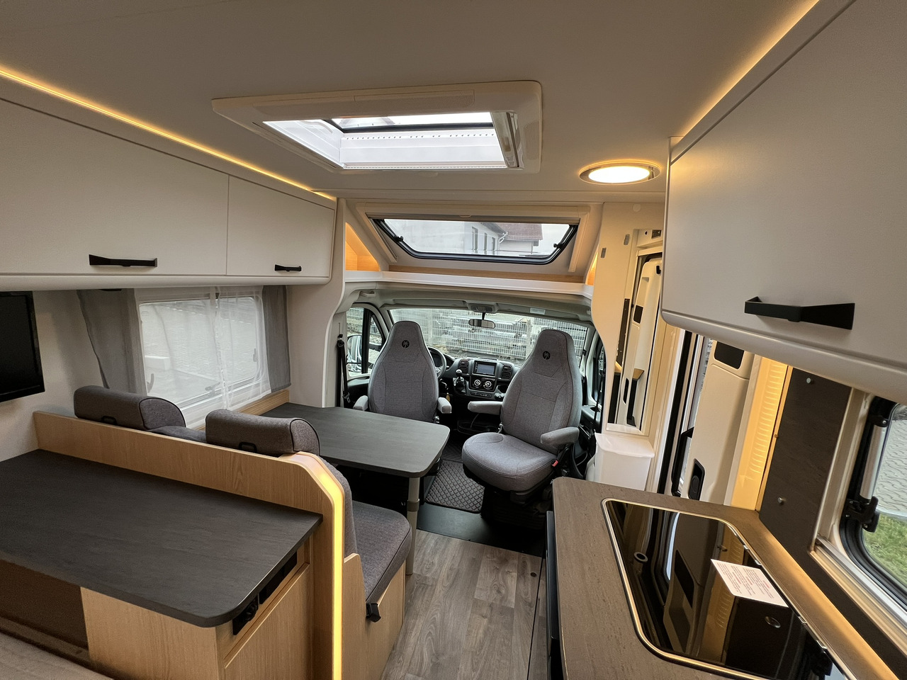 SUNLIGHT T 58 - Semi-integrated motorhome: picture 3 SUNLIGHT T 58 - Semi-integrated motorhome: picture 3