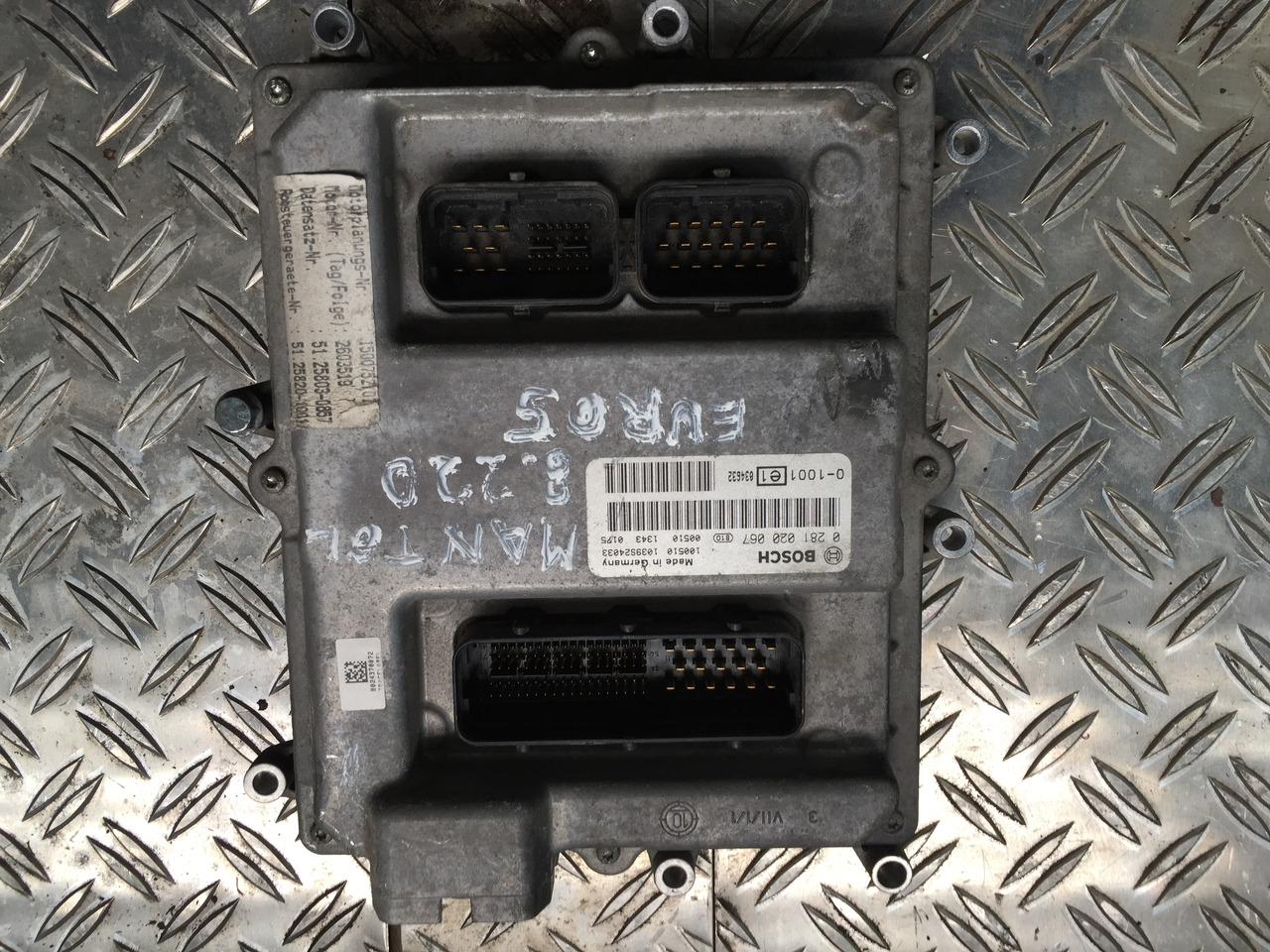 Gebr. Motorsteuergerät MAN TGL 8.220 Artikel - Nr.: 51.25833-7378 Bosch - Nr.: 0281 020 067 - ECU for Truck: picture 1 Gebr. Motorsteuergerät MAN TGL 8.220 Artikel - Nr.: 51.25833-7378 Bosch - Nr.: 0281 020 067 - ECU for Truck: picture 1