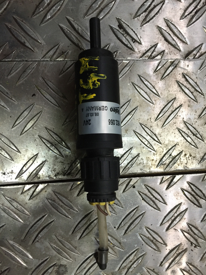 Gebrauchter Scheibenwaschmotor MAN TGM 15.280, Artikel - Nr.: 81.26485-6033 - Windscreen for Truck: picture 3 Gebrauchter Scheibenwaschmotor MAN TGM 15.280, Artikel - Nr.: 81.26485-6033 - Windscreen for Truck: picture 3