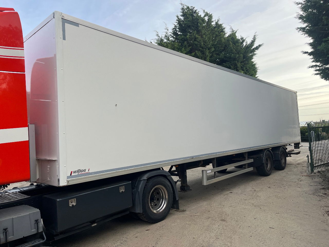 LAG 0-2-33 - Closed box semi-trailer: picture 1 LAG 0-2-33 - Closed box semi-trailer: picture 1