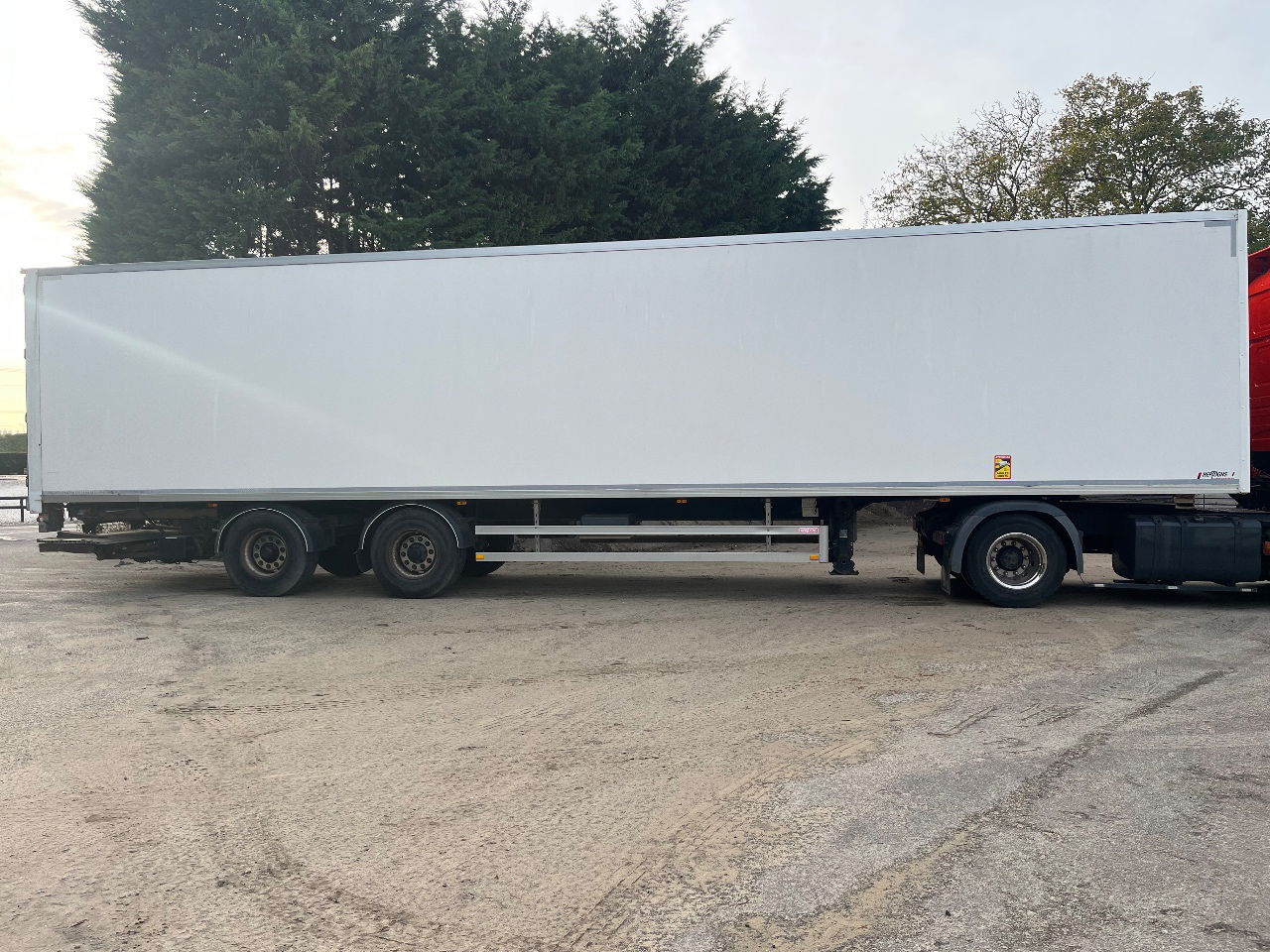 LAG 0-2-33 - Closed box semi-trailer: picture 2 LAG 0-2-33 - Closed box semi-trailer: picture 2