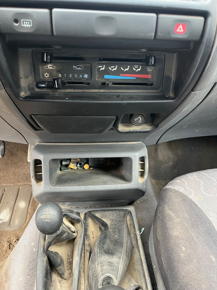 Car Nissan: picture 8