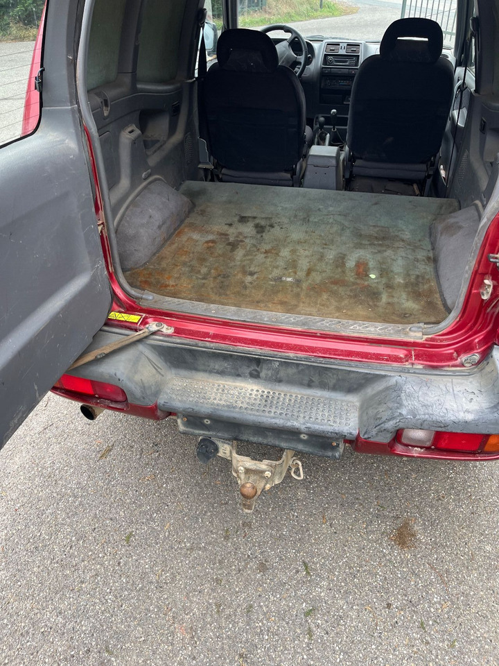 Car Nissan: picture 6