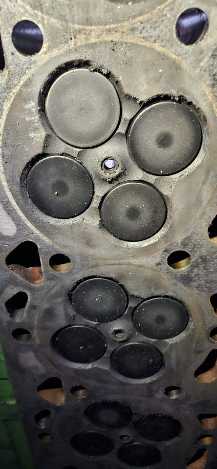 JOHN DEERE Cylinderhead R504243 - Motorhead: picture 3 JOHN DEERE Cylinderhead R504243 - Motorhead: picture 3