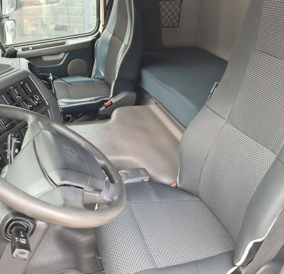 Tractor unit Volvo FM 460: picture 8