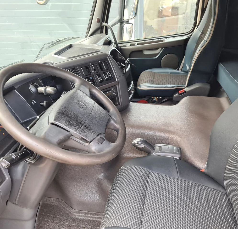 Tractor unit Volvo FM 460: picture 10