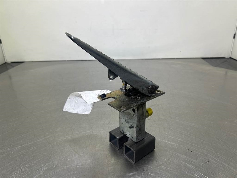 Terex TW150-Atlas 6049419/6047885-Gas pedal - Cab and interior for Construction machinery: picture 3 Terex TW150-Atlas 6049419/6047885-Gas pedal - Cab and interior for Construction machinery: picture 3