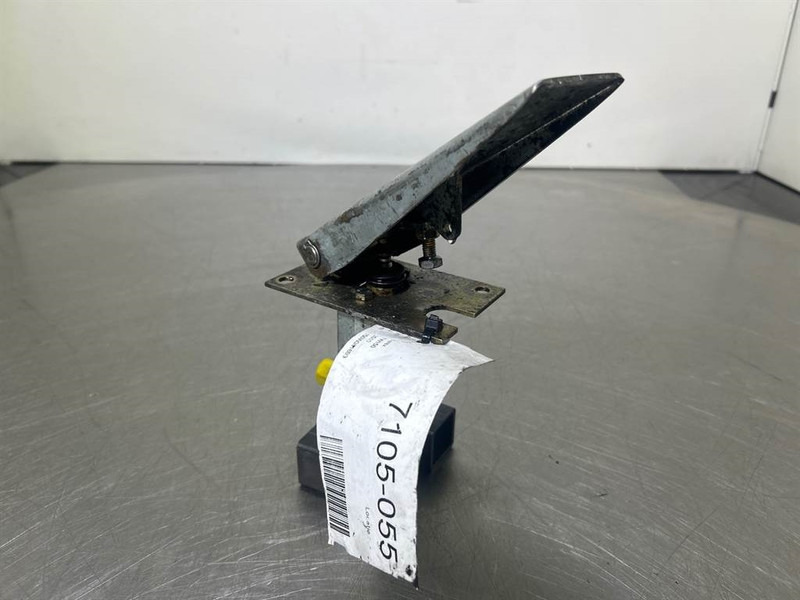 Terex TW150-Atlas 6049419/6047885-Gas pedal - Cab and interior for Construction machinery: picture 4 Terex TW150-Atlas 6049419/6047885-Gas pedal - Cab and interior for Construction machinery: picture 4