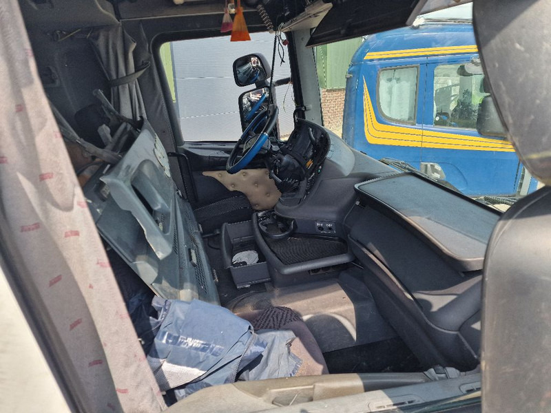 Scania R124 topline cabin - Cab and interior: picture 5 Scania R124 topline cabin - Cab and interior: picture 5