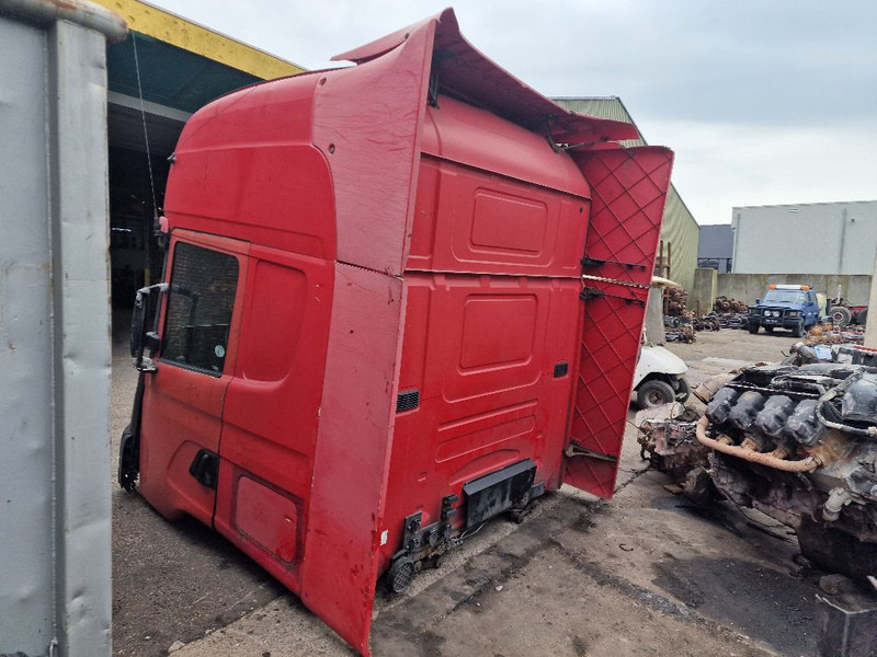 Scania R124 topline cabin - Cab and interior: picture 3 Scania R124 topline cabin - Cab and interior: picture 3