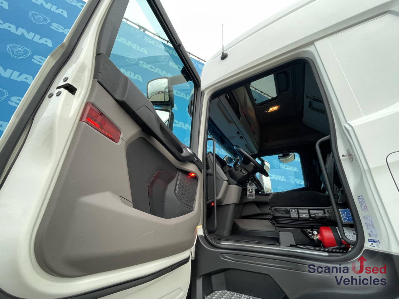 SCANIA R 450 A4x2NB RETARDER DIFF-L FULL AIR HYDRO 8T - Tractor unit: picture 4 SCANIA R 450 A4x2NB RETARDER DIFF-L FULL AIR HYDRO 8T - Tractor unit: picture 4