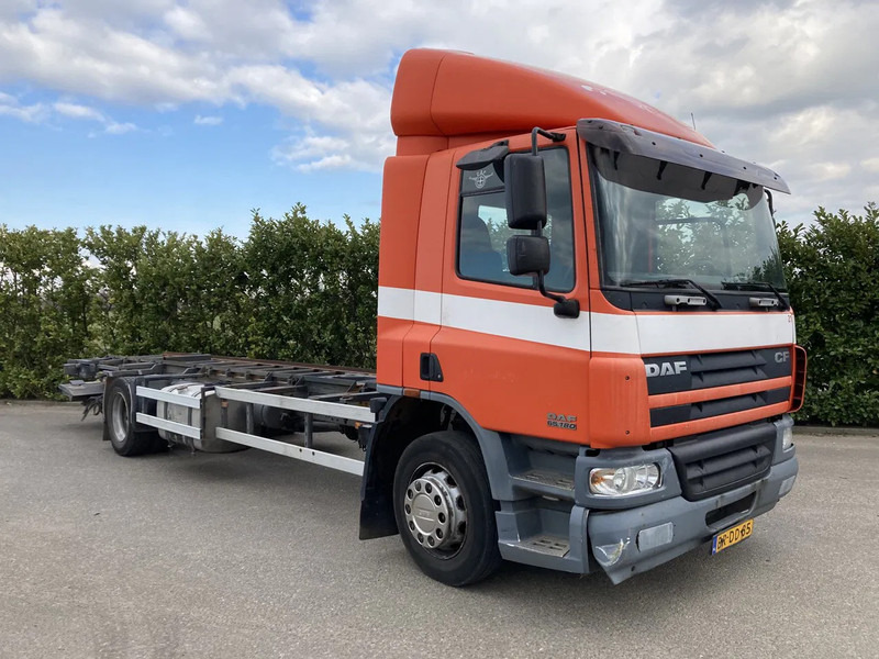 DAF CF65.180 Euro3 Manual / Laadklep - Cab chassis truck: picture 1 DAF CF65.180 Euro3 Manual / Laadklep - Cab chassis truck: picture 1