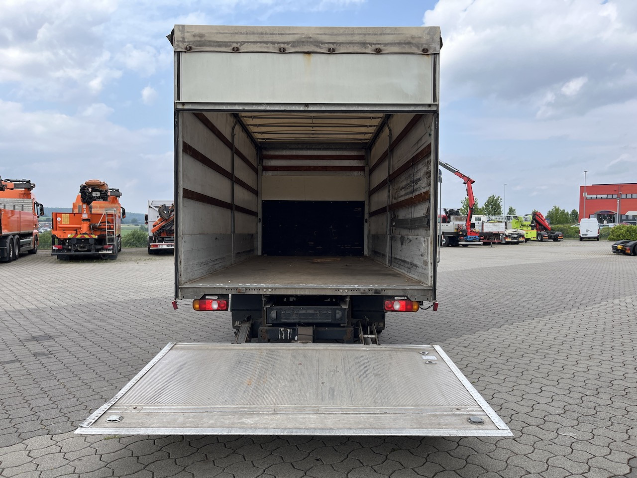 FUSO Canter 7C18 4x2 Ladebordwand Getriebeschaden - Curtain side van: picture 3 FUSO Canter 7C18 4x2 Ladebordwand Getriebeschaden - Curtain side van: picture 3