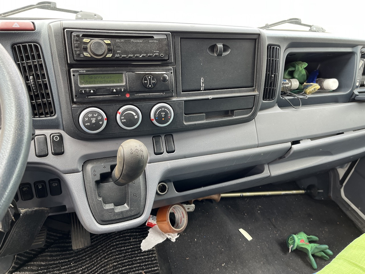 FUSO Canter 7C18 4x2 Ladebordwand Getriebeschaden - Curtain side van: picture 2 FUSO Canter 7C18 4x2 Ladebordwand Getriebeschaden - Curtain side van: picture 2