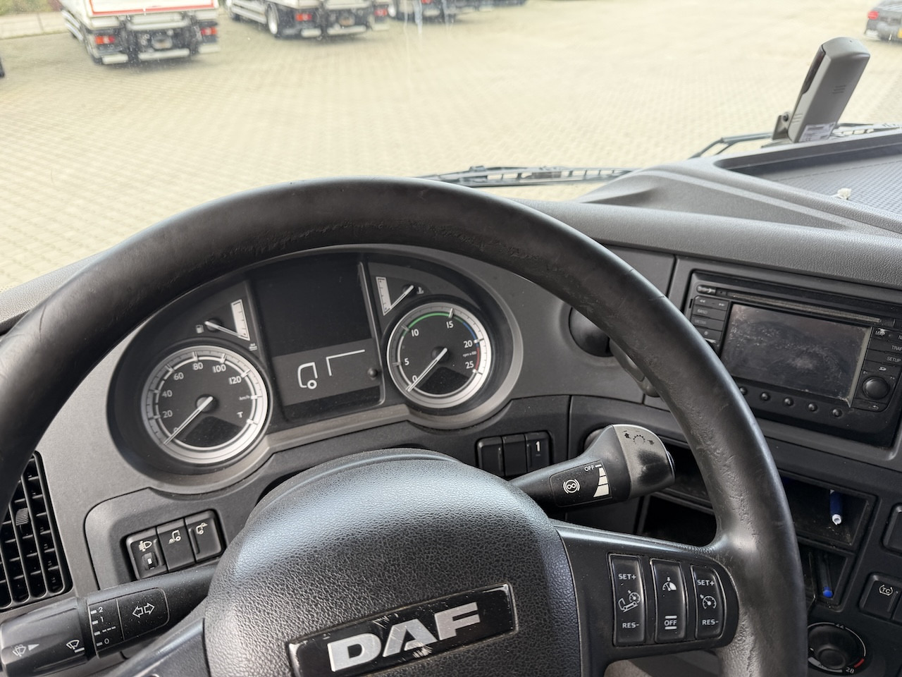 Tractor unit Daf XF 460 4x2  Retarder: picture 11