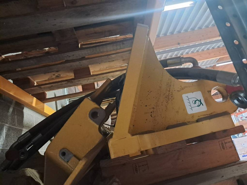 Komatsu D37PX-23 / -24 BRACKET - 11Y-21-41471 - Frame/ Chassis for Construction machinery: picture 2 Komatsu D37PX-23 / -24 BRACKET - 11Y-21-41471 - Frame/ Chassis for Construction machinery: picture 2