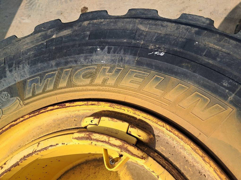 Komatsu WA380 4x RIM ASSY 423-30-62201 - Wheels and tires for Construction machinery: picture 4 Komatsu WA380 4x RIM ASSY 423-30-62201 - Wheels and tires for Construction machinery: picture 4