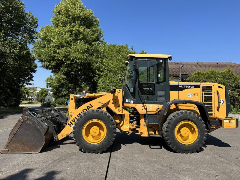 Hyundai HL730-9A 4X4 Radlader Mulch-/Klappschaufel KLIMA A HL730-9A 4X4 Radlader Mulch-/Klappschaufel KLIMA A/C - Wheel loader: picture 1 Hyundai HL730-9A 4X4 Radlader Mulch-/Klappschaufel KLIMA A HL730-9A 4X4 Radlader Mulch-/Klappschaufel KLIMA A/C - Wheel loader: picture 1