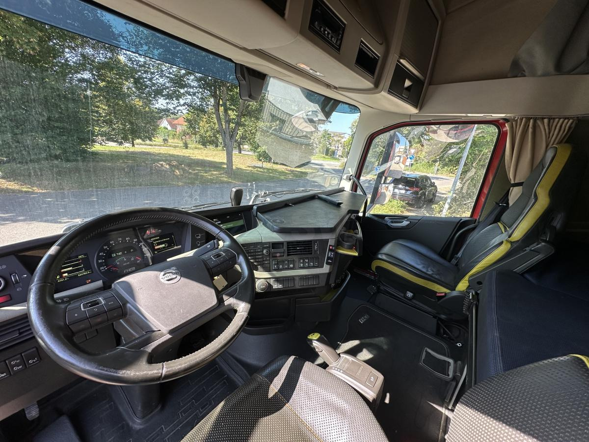 Interior photo 1: Refrigerator truck Volvo FH16 550 XL 8x2 Tief Kühlkoffer ThermoKing LBW