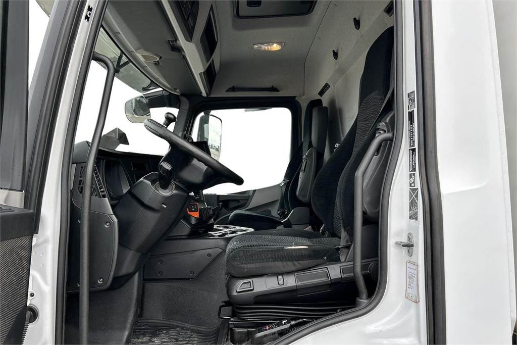 Interior photo 1: Box truck Mercedes-Benz Antos 1827 L/4x2 KSA-UMPIKORI+pL-NOSTIN
