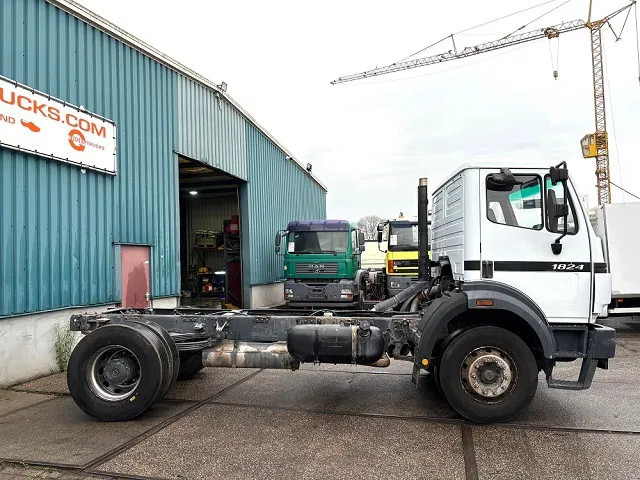 Mercedes-Benz SK 1824 K (ONLY 226.000 KM!) 4x2 FULL STEEL CHASSIS (MANUAL GEARBOX / REDUCTION AXLE / FULL STEEL SUSPENSION / P.T.O.) - Cab chassis truck: picture 4 Mercedes-Benz SK 1824 K (ONLY 226.000 KM!) 4x2 FULL STEEL CHASSIS (MANUAL GEARBOX / REDUCTION AXLE / FULL STEEL SUSPENSION / P.T.O.) - Cab chassis truck: picture 4