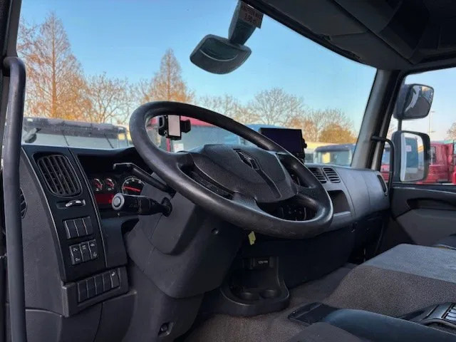 Interior photo 2: Refrigerator truck Renault D 19 D320 SLEEPERCAB 4x2 LAMBERET / THERMOKING (EURO 6 / RETARDER / AUTOMATIC GEARBOX / AIRCONDITIONING)