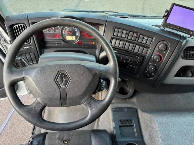 Interior photo 1: Refrigerator truck Renault D 19 D320 SLEEPERCAB 4x2 LAMBERET / THERMOKING (EURO 6 / RETARDER / AUTOMATIC GEARBOX / AIRCONDITIONING)