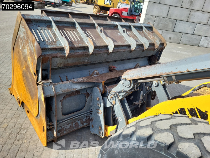 Wheel loader Liebherr L538: picture 13