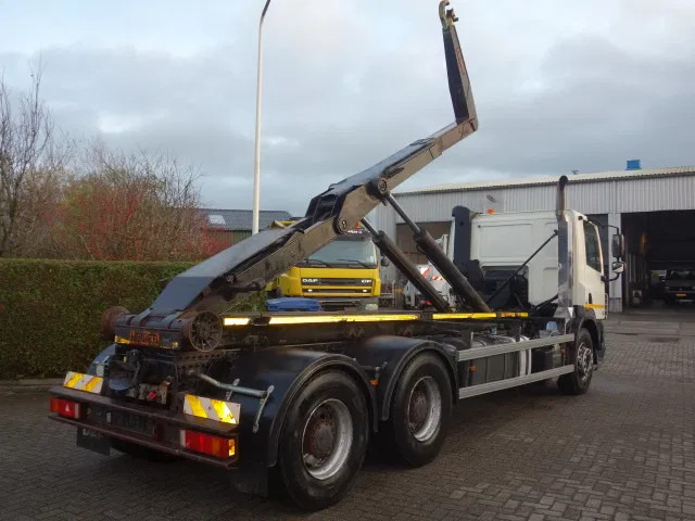 DAF 85.410 CF 6X4 SLEEL SPRINGS MANUAL GEARBOX - Hook lift truck: picture 2 DAF 85.410 CF 6X4 SLEEL SPRINGS MANUAL GEARBOX - Hook lift truck: picture 2