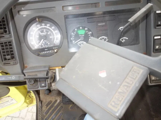 Renault TRM 4X4 MET HYDROLIEKAANSLUITING VOOR BUMPER - Box truck: picture 5 Renault TRM 4X4 MET HYDROLIEKAANSLUITING VOOR BUMPER - Box truck: picture 5