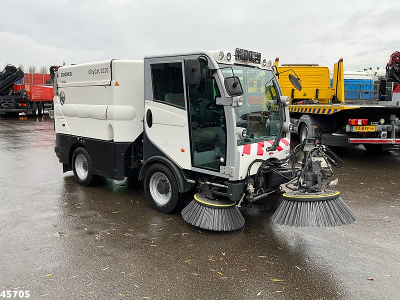 Bucher Citycat 2020 with 3-rd brush - Road sweeper: picture 4 Bucher Citycat 2020 with 3-rd brush - Road sweeper: picture 4