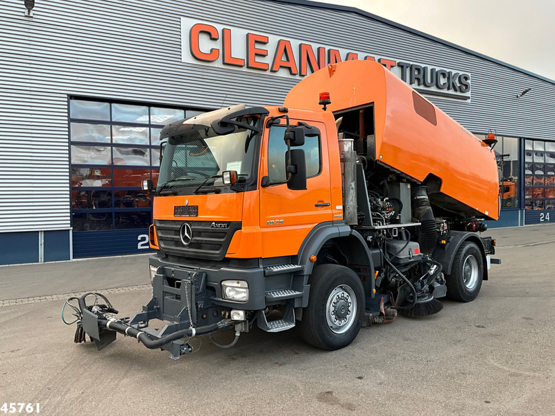 Mercedes-Benz Actros 1829 4x4 Bucher Cityfant 60 Recht en Links vegend - Road sweeper: picture 3 Mercedes-Benz Actros 1829 4x4 Bucher Cityfant 60 Recht en Links vegend - Road sweeper: picture 3