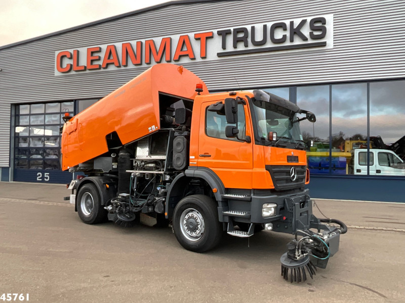 Mercedes-Benz Actros 1829 4x4 Bucher Cityfant 60 Recht en Links vegend - Road sweeper: picture 1 Mercedes-Benz Actros 1829 4x4 Bucher Cityfant 60 Recht en Links vegend - Road sweeper: picture 1