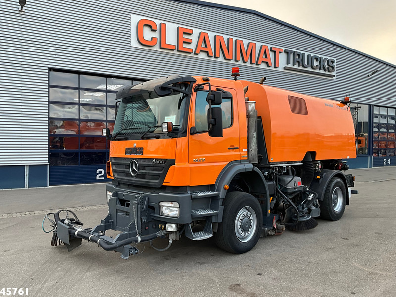 Mercedes-Benz Actros 1829 4x4 Bucher Cityfant 60 Recht en Links vegend - Road sweeper: picture 4 Mercedes-Benz Actros 1829 4x4 Bucher Cityfant 60 Recht en Links vegend - Road sweeper: picture 4