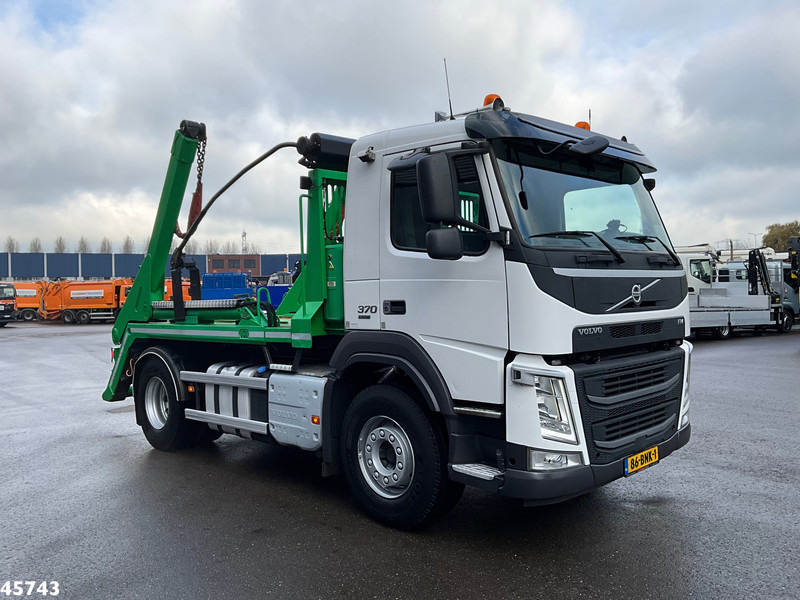 Volvo FM 370 Euro 6 VDL 14 Ton portaalarmsysteem - Skip loader truck: picture 2 Volvo FM 370 Euro 6 VDL 14 Ton portaalarmsysteem - Skip loader truck: picture 2