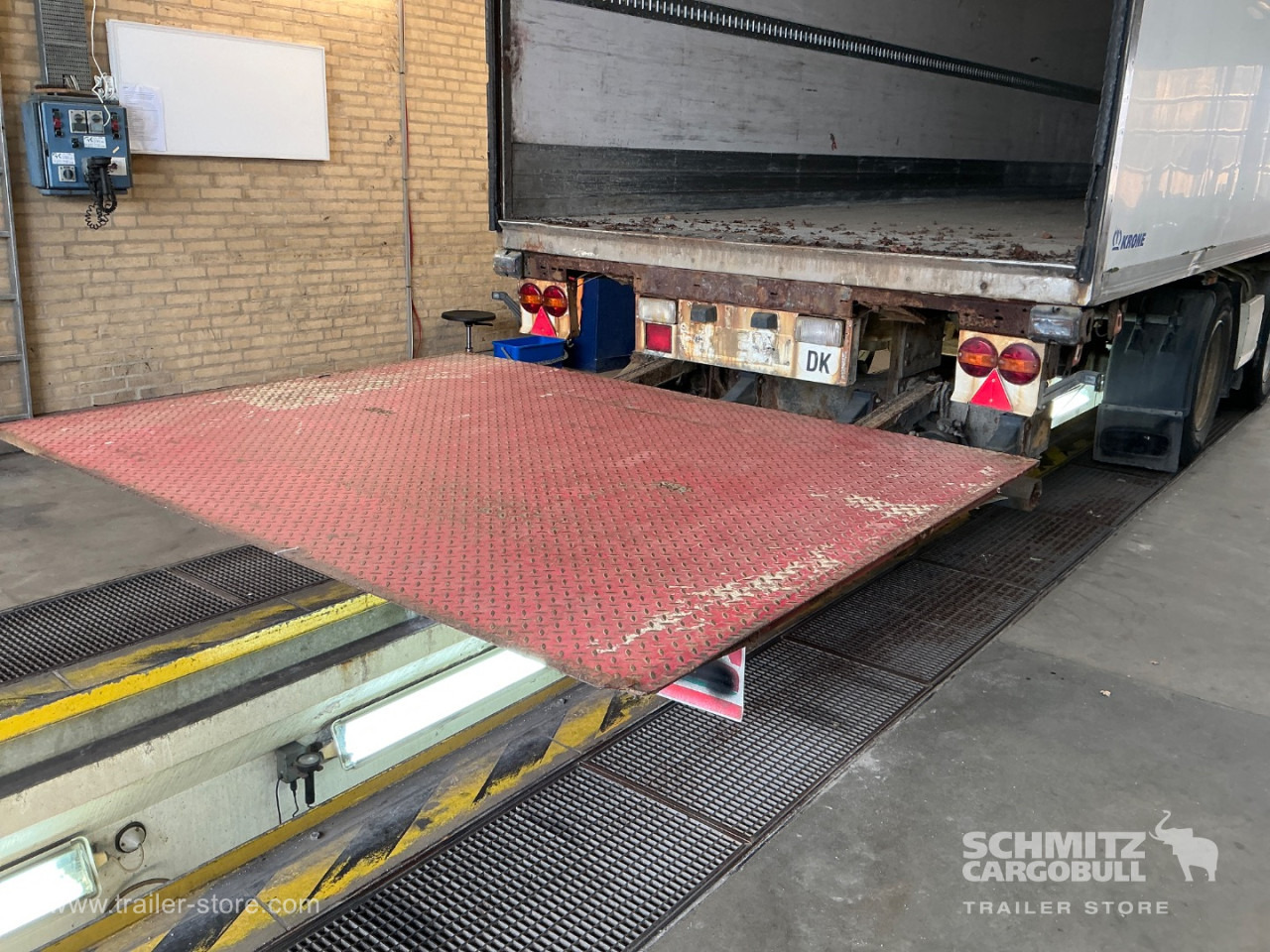 KRONE Dryfreight Standard Taillift - Closed box semi-trailer: picture 3 KRONE Dryfreight Standard Taillift - Closed box semi-trailer: picture 3