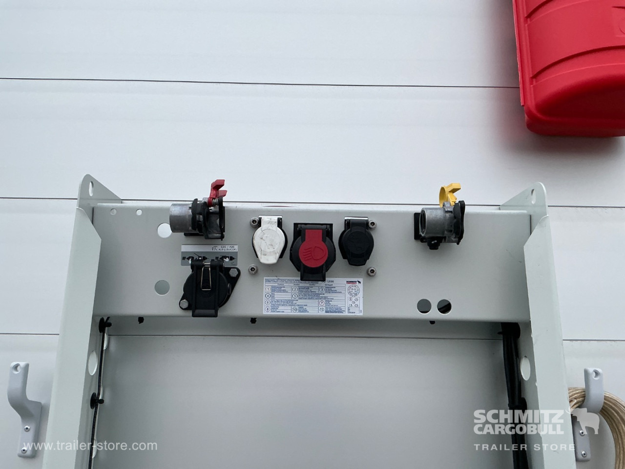 SCHMITZ Curtainsider Mega - Curtainsider semi-trailer: picture 4 SCHMITZ Curtainsider Mega - Curtainsider semi-trailer: picture 4
