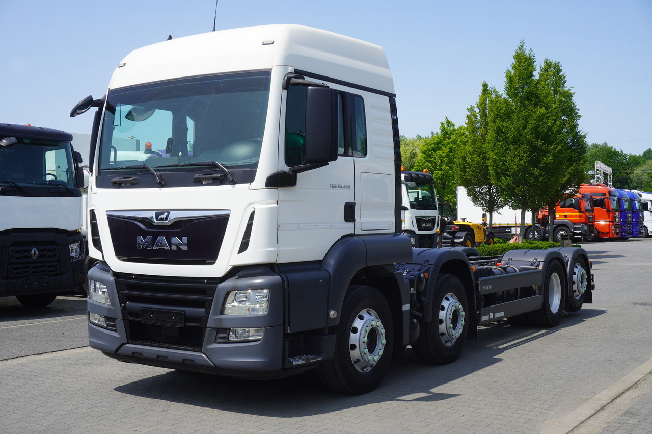 MAN TGS 35.420 8x2 / Chassis 6.4 m / 3 steered axles - Cab chassis truck: picture 2 MAN TGS 35.420 8x2 / Chassis 6.4 m / 3 steered axles - Cab chassis truck: picture 2